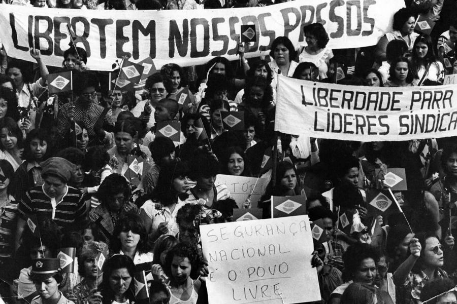 ditadura sob protestos