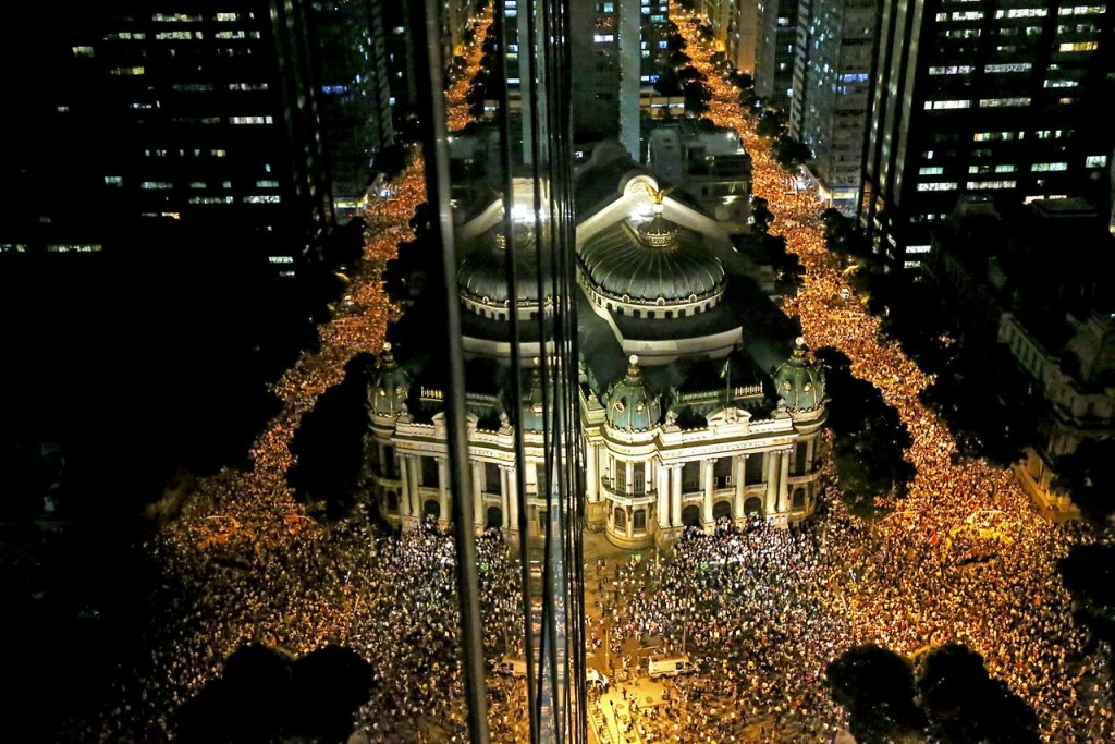 Estudantes fazem protesto pela Av. Rio Branco contra o aumento das passagens.